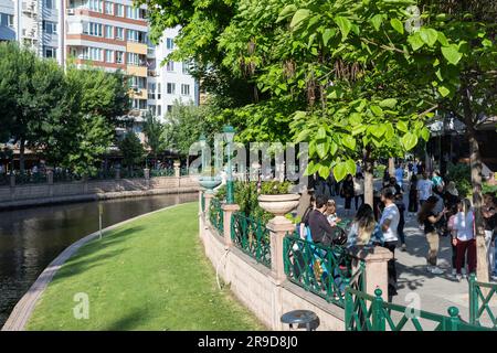 Eskisehir, Türkei- 06-23-2023: Personen, die eine Stadtbesichtigung mit der Gondel auf dem Fluss Porsuk machen. Stockfoto