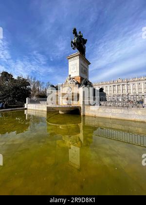 Madrid, Spanien - 16. FEBRUAR 2022: Das Plaza de Oriente ist ein Platz im historischen Zentrum von Madrid. Das Hotel wurde 1844 entworfen und befindet sich vor dem Königspalast Stockfoto