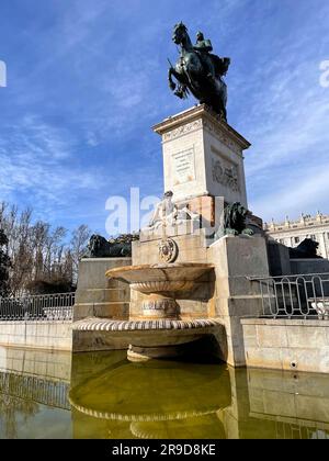 Madrid, Spanien - 16. FEBRUAR 2022: Das Plaza de Oriente ist ein Platz im historischen Zentrum von Madrid. Das Hotel wurde 1844 entworfen und befindet sich vor dem Königspalast Stockfoto