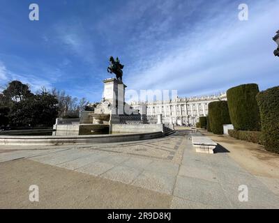 Madrid, Spanien - 16. FEBRUAR 2022: Das Plaza de Oriente ist ein Platz im historischen Zentrum von Madrid. Das Hotel wurde 1844 entworfen und befindet sich vor dem Königspalast Stockfoto