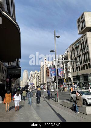 Madrid, Spanien - 16. FEBRUAR 2022: Die Gran Via ist eines der wichtigsten Einkaufsviertel Madrids, mit einer großen Anzahl an Hotels und Kinos. Stockfoto