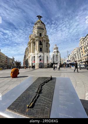 Madrid, Spanien - 16. FEBRUAR 2022: Bronzestandplan der Gran Via Straße vor dem Metropolis-Gebäude in Madrid, Spanien. Stockfoto