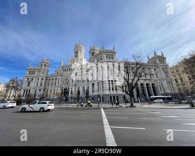 Madrid, Spanien - 16. Februar 2022: Cibeles Palace, formell bekannt als Palacio de Comunicaciones, ist ein Komplex bestehend aus zwei Gebäuden mit weißen Fassaden in C Stockfoto