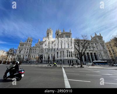 Madrid, Spanien - 16. Februar 2022: Cibeles Palace, formell bekannt als Palacio de Comunicaciones, ist ein Komplex bestehend aus zwei Gebäuden mit weißen Fassaden in C Stockfoto