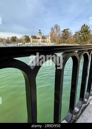 Madrid, Spanien - 16. FEBRUAR 2022: Reiterstatue von König Alfonso XII im Buen Retiro Park in Madrid, Spanien. Stockfoto