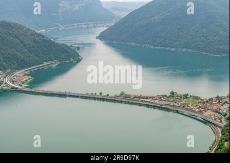 Panoramablick aus der Vogelperspektive vom Gipfel des Berges San Salvatore auf dem Luganer See und Umgebung, Schweiz Stockfoto