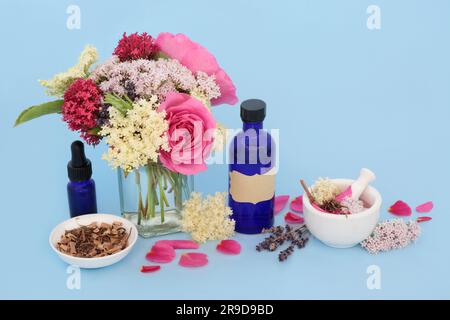 Beruhigende Blüten und Kräuter mit Baldrianwurzel, Rosen-, Älteren- und Lavendelblüten, die in der natürlichen Kräutermedizin verwendet werden. Adaptogen-Lebensmittelzutaten. Stockfoto