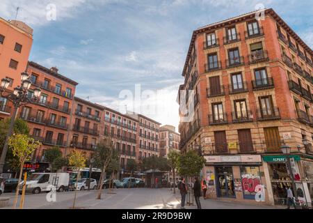 Madrid, Spanien - 16. FEBRUAR 2022: Das Plaza de Cascorro ist ein öffentlicher Raum im Viertel Embajadores im Centro-Viertel von Madrid. Stockfoto