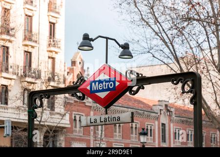 Berlin, Deutschland - 17. FEBRUAR 2022: U-Bahn-Schild und Logo am Eingang des Bahnhofs La Latina in Madrid, Spanien. Stockfoto