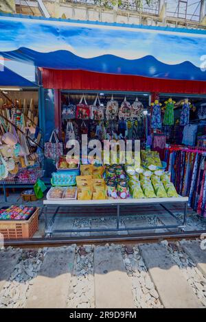 Mekong Thailand 23-Mai 2023. Bilder vom Gemüse- und Obstmarkt am Bahnhof Maeklong auf der Eisenbahn. Stockfoto