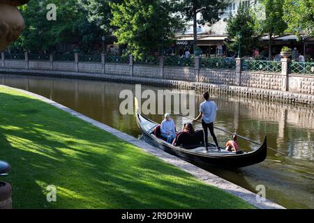 Eskisehir, Türkei- 06-23-2023: Die Menschen genießen den sonnigen Frühlingstag am Fluss Porsuk, Eskisehir. Leute, die eine Stadtbesichtigung mit der Gondel am Porsuk Rive machen Stockfoto