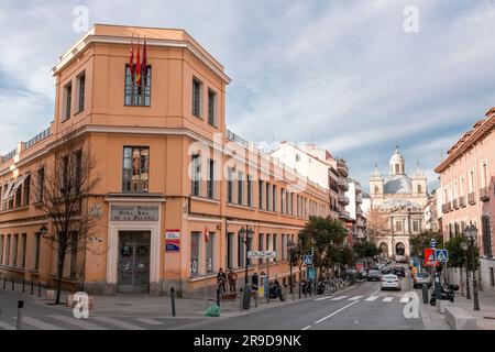 Madrid, Spanien - 16. FEBRUAR 2022: Colegio Publico Nostra Senora de la Paloma auf der Calle de Tabernillas in Madrid, Spanien. Stockfoto