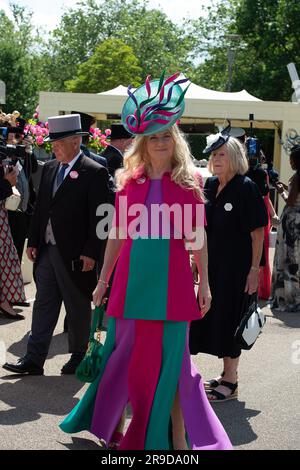 Ascot, Berkshire, Großbritannien. 21. Juni 2023. Angela Huntinton trägt ein markantes Outfit. Es war ein weiterer Tag mit wunderschönen Hüten und Mode am zweiten Tag des Royal Ascot Stockfoto