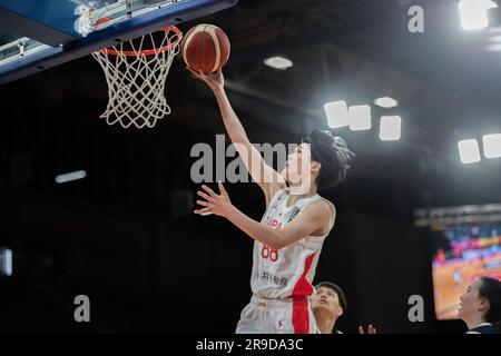 Sydney, Australien. 26. Juni 2023. Akaho Himawari aus Japan macht beim FIBA Women's Asia Cup 2023 im australischen Sydney am 26. Juni 2023 einen Layup während des Spiels der Gruppe B gegen Chinesisch Taipeh. Kredit: Hu Jingchen/Xinhua/Alamy Live News Stockfoto