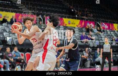 Sydney, Australien. 26. Juni 2023. Todo Nanako (L) aus Japan tritt beim FIBA Women's Asia Cup 2023 am 26. Juni 2023 in Sydney, Australien, während des Spiels der Gruppe B gegen Chinesisch Taipeh an. Kredit: Hu Jingchen/Xinhua/Alamy Live News Stockfoto