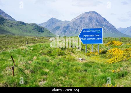 Cafe-Schild am Glen Etive mit Buachaille Etive Mor Mountain in der Ferne, Scottish Highlands, Schottland, Großbritannien. Stockfoto
