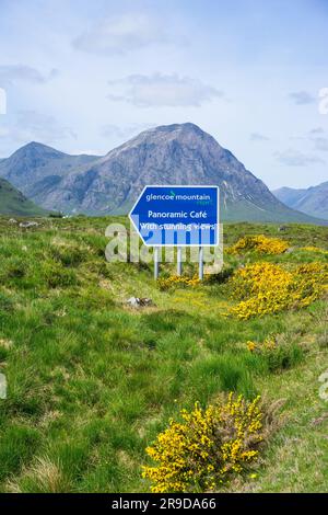 Cafe-Schild am Glen Etive mit Buachaille Etive Mor Mountain in der Ferne, Scottish Highlands, Schottland, Großbritannien. Stockfoto