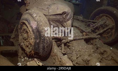 Rotes Meer, Ägypten. 24. Juni 2023. Umgestürztes Auto und andere Fracht im Frachtraum der Fähre Salem Express Schiffswrack, Rotes Meer, Safaga, Ägypten (Kreditbild: © Andrey Nekrasov/ZUMA Press Wire) NUR REDAKTIONELLE VERWENDUNG! Nicht für den kommerziellen GEBRAUCH! Stockfoto