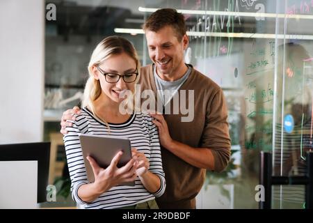 Nahaufnahme verschiedener Kollegen, die ein Tablet verwenden, und Besprechung von Online-Projekten Stockfoto