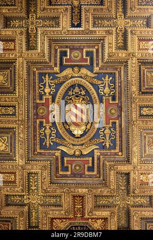 ROM, ITALIEN - 10. MÄRZ 2023: Dies ist ein Fragment der vergoldeten Kastendecke der Kirche Santa Maria in Araceli mit dem Emblem von Papst Pius V. Stockfoto