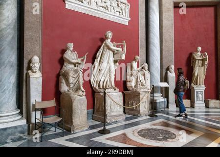 ROM, VATIKAN - 9. MÄRZ 2023: Ein undefinierter Besucher inspiziert die Sammlung antiker Skulpturen in der Halle der Büsten in den Vatikanischen Museen. Stockfoto
