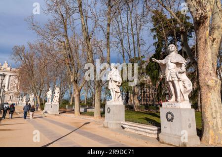 Madrid, Spanien - 16. FEBRUAR 2022: Statuen spanischer königlicher Persönlichkeiten auf der Plaza de Oriente in Madrid, der Hauptstadt Spaniens. Stockfoto