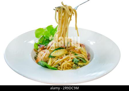 Stanzteil aus Stanzteil von Spaghetti mit scharfen Garnelen und Tintenfisch auf weiß isoliert auf weiß isoliert. Stockfoto