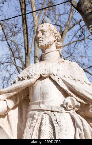 Madrid, Spanien - 16. FEBRUAR 2022: Statuen spanischer königlicher Persönlichkeiten auf der Plaza de Oriente in Madrid, der Hauptstadt Spaniens. Ramiro II., König von Leon. Stockfoto