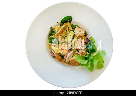 Stanzteil aus Stanzteil von Spaghetti mit scharfen Garnelen und Tintenfisch auf weiß isoliert auf weiß isoliert. Stockfoto