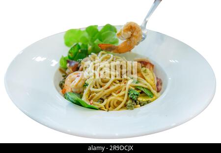 Stanzteil aus Stanzteil von Spaghetti mit scharfen Garnelen und Tintenfisch auf weiß isoliert auf weiß isoliert. Stockfoto