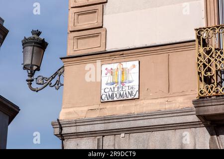 Madrid, Spanien - 16. Februar 2022: Straßenschilder aus Keramikfliesen in Madrid, Spanien. Calle de Campomanes Stockfoto