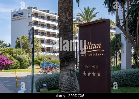 Cala Millor, Spanien; juni 17 2023: Hauptfassade des Hotels Allsun Borneo im mallorquinischen Ferienort Cala Millor, Spanien Stockfoto