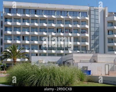 Cala Millor, Spanien; juni 17 2023: Hauptfassade des Hotels Allsun Borneo im mallorquinischen Ferienort Cala Millor, Spanien Stockfoto