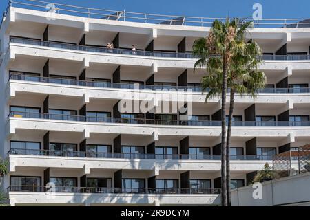 Cala Millor, Spanien; juni 17 2023: Hauptfassade des Hotels Allsun Borneo im mallorquinischen Ferienort Cala Millor, Spanien Stockfoto