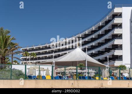 Cala Millor, Spanien; juni 17 2023: Hauptfassade des Hotels Allsun Borneo im mallorquinischen Ferienort Cala Millor, Spanien Stockfoto