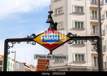 Madrid, Spanien - 16. FEBRUAR 2022: U-Bahn-Schild und Logo am Eingang des Bahnhofs Plaza de Espana in Madrid, Spanien. Stockfoto