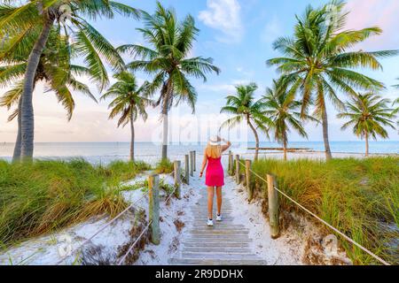 Smathers Beach, wunderschön eingerahmt von Palm Trees Key West, Florida, USA Stockfoto