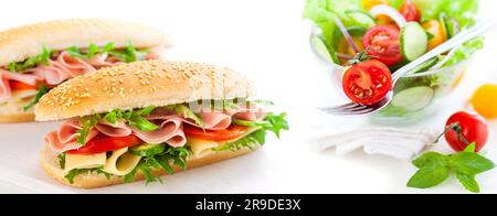 Konzept der gesunden Ernährung : vegetarische Sandwiches und Gemüsesalat auf weißem Hintergrund Stockfoto