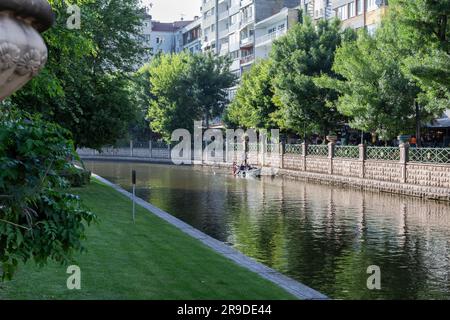 Eskisehir, Türkei- 06-23-2023: Die Menschen genießen den sonnigen Frühlingstag am Fluss Porsuk, Eskisehir. Leute, die eine Stadtbesichtigung mit der Gondel am Porsuk Rive machen Stockfoto