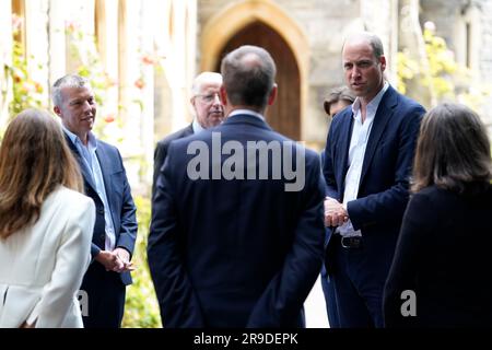 Der Prince of Wales (rechts) während eines Besuchs im Faithworks Carpentry Workshop in Bournemouth, Dorset, als Teil seiner Tour durch Großbritannien, um ein Projekt zur Beendigung der Obdachlosigkeit zu starten. Foto: Montag, 26. Juni 2023. Stockfoto