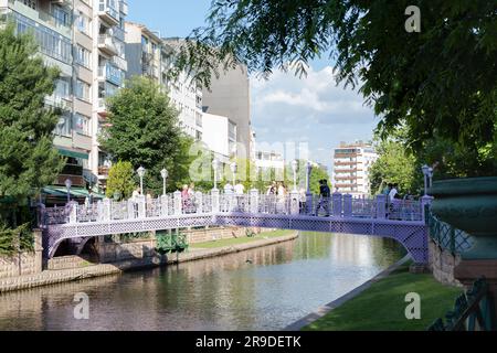 Eskisehir, Türkei- 06-23-2023: Personen, die eine Stadtbesichtigung mit der Gondel auf dem Fluss Porsuk machen. Stockfoto