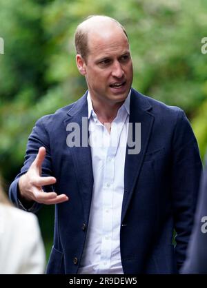 Der Prince of Wales während eines Besuchs im Faithworks Carpentry Workshop in Bournemouth, Dorset, als Teil seiner Reise durch Großbritannien, um ein Projekt zur Beendigung der Obdachlosigkeit zu starten. Foto: Montag, 26. Juni 2023. Stockfoto