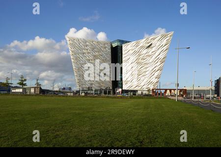 Museumseingang auf der anderen Seite des Rasens. Titanic Belfast, Belfast, Vereinigtes Königreich. Architekt: Eric Kuhne, 2012. Stockfoto
