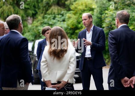 Der Prince of Wales während eines Besuchs im Faithworks Carpentry Workshop in Bournemouth, Dorset, als Teil seiner Reise durch Großbritannien, um ein Projekt zur Beendigung der Obdachlosigkeit zu starten. Foto: Montag, 26. Juni 2023. Stockfoto