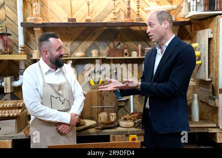 Der Prince of Wales während eines Besuchs im Faithworks Carpentry Workshop in Bournemouth, Dorset, als Teil seiner Reise durch Großbritannien, um ein Projekt zur Beendigung der Obdachlosigkeit zu starten. Foto: Montag, 26. Juni 2023. Stockfoto