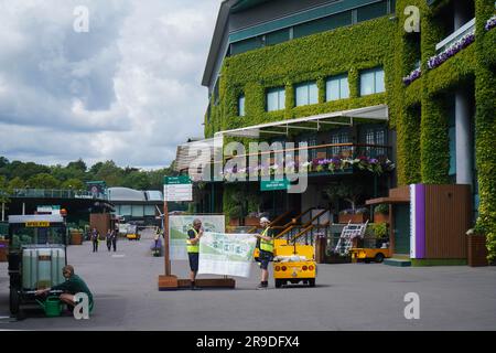 London UK. 26. Juni 2023 Mitarbeiter des All England Lawn Tennis Club eine Woche vor Beginn der Wimbledon Championships am 3. Juli. Kredit: amer Ghazzal/Alamy Live News Stockfoto