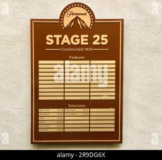 Schild am Eingang zur 1929 errichteten Bühne 25 und Austragungsort von Fernsehsendungen der Lucy Show mit den Lucille Ball Paramount Studios Los Angeles California USA Stockfoto