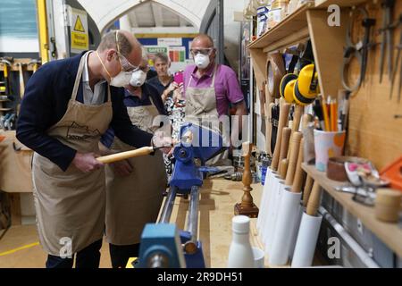 Der Prinz von Wales benutzte eine Drehmaschine während eines Besuchs der Faithworks Carpentry Workshop in Bournemouth, Dorset, als Teil seiner Tour durch Großbritannien, um ein Projekt zur Beendigung der Obdachlosigkeit zu starten. Foto: Montag, 26. Juni 2023. Stockfoto