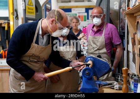 Der Prinz von Wales benutzte eine Drehmaschine während eines Besuchs der Faithworks Carpentry Workshop in Bournemouth, Dorset, als Teil seiner Tour durch Großbritannien, um ein Projekt zur Beendigung der Obdachlosigkeit zu starten. Foto: Montag, 26. Juni 2023. Stockfoto