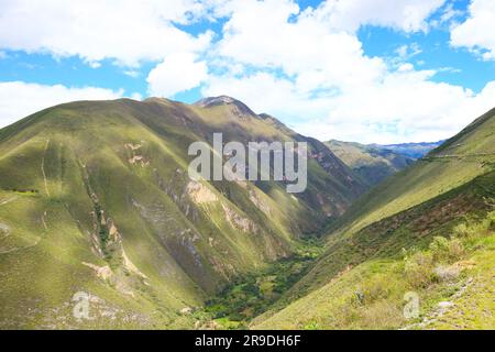 Beeindruckender Blick aus der Vogelperspektive auf das Hochland der Amazonas-Region in Nord-Peru, Südamerika Stockfoto